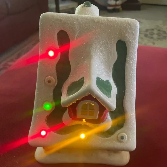 NWT Hallmark 2012 Light-Up Musical Santa's Workshop North Pole Village - Picture 4 of 6